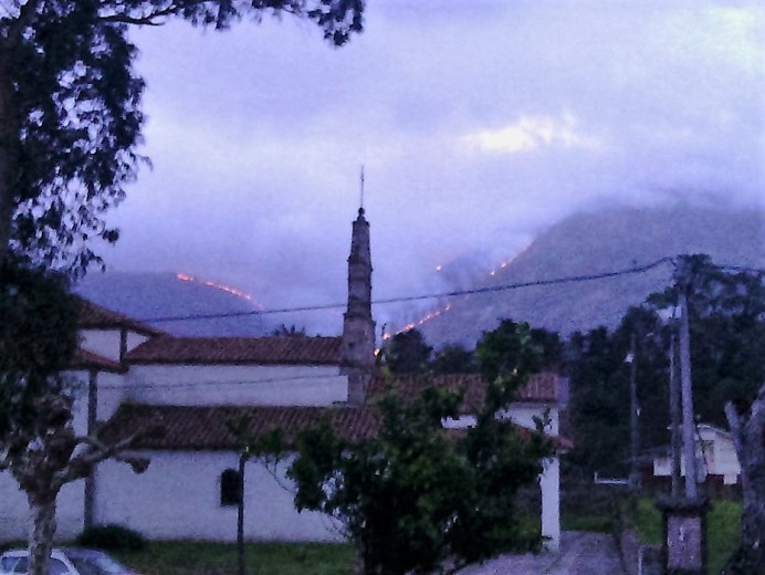 El fuego asola Caravia y se acerca al concejo de Colunga - Ecología y Medioambiente