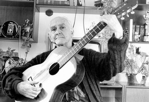 Tino Fombona interpreta Lastres, de Falo Moro - El vídeo del día