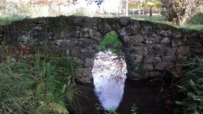 Operarios del Plan de Empleo Local de Colunga ponen en valor el Puente Romano de Bueñu (La Isla). - Concejo de Colunga