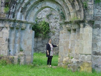 Rosa Domínguez de Posada, alcaldesa: Sobre las ruinas de San Pedro de Plecín en Peñamellera Alta - Concejos Peñamellera Alta y Baja