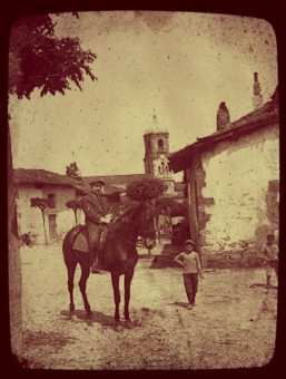 SEÑOR Y RAPACINOS en la cuesta de San Antonio 1921. - Concejo de Colunga