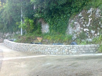 Finaliza la construcción de dos muros ornamentales en La Isla - Concejo de Colunga