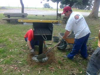El Ayutamiento de Colunga instala nuevas parrillas en el Área Recreativa lastrina de San Roque - Concejo de Colunga