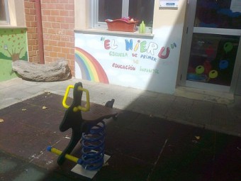 La escuela infantil El Nieru ya cuenta con dos juegos de muelles - Concejo de Colunga