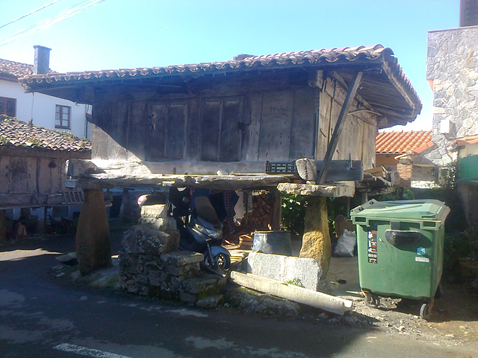 Catálogo de Recursos históricos y artísticos del Concejo de Colunga: La Isla. Hórreo del Castro I - Recursos turísticos del concejo de Colunga