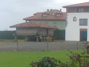 Catálogo de Recursos históricos y artísticos del Concejo de Colunga:La Isla: Panera de Bueño ¡¡Última ficha de la Isla!! - Recursos turísticos del concejo de Colunga
