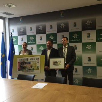 Hoy se ha presentado en el Ayuntamiento de COLUNGA el cupón de La Once con Lastres como ilustración - Concejo de Colunga