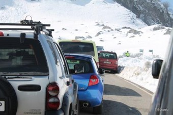 El gran atasco de la subida a los Lagos de Covadonga - Concejo de Cangas de Onís