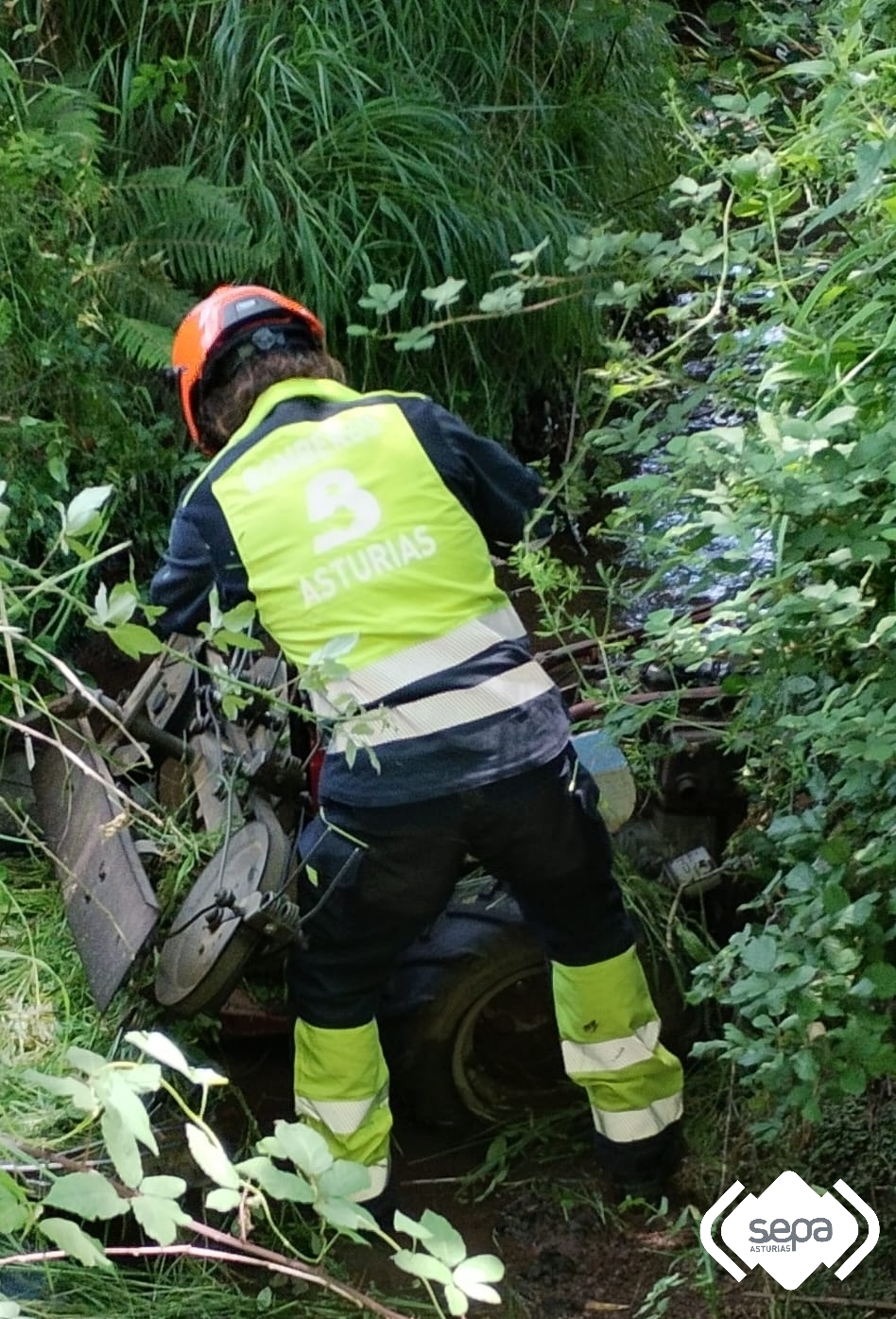 Fallece un hombre tras caer con una segadora al río Llovones en Colunga - Concejo de Colunga