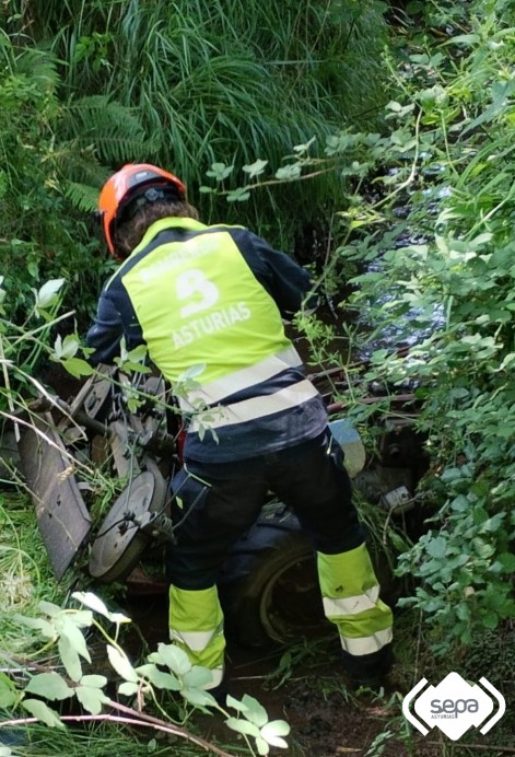 Fallece un hombre tras caer con una segadora al río Llovones en Colunga