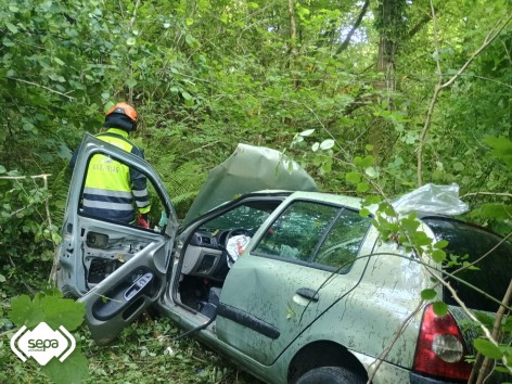 Herida grave una mujer tras caer con su coche por un desnivel de 30 metros en Piloña