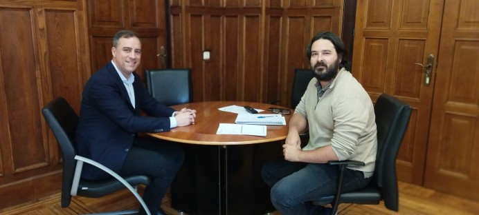 Encuentro del alcalde de Llanes, Enrique Riestra, con el director general de Administración Local del Principado, Olmo Ron - Concejo de Llanes