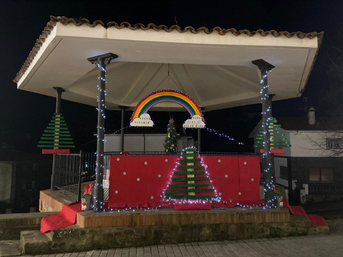 Los niños del CP Matemático Pedrayes adornan el paseo de la Iglesia de Lastres - Concejo de Colunga