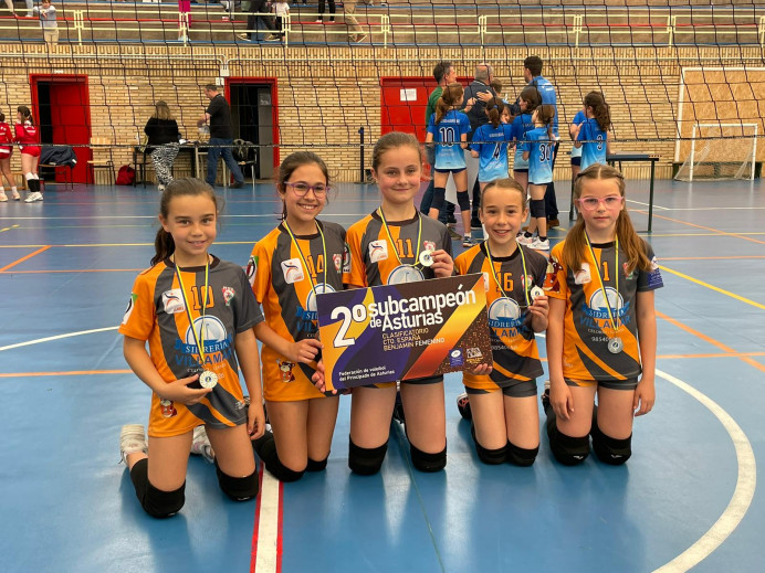 El equipo benjamín femenino del A.D. Playas de Llanes se alza con el Subcampeonato de Asturias de Voleibol. - Concejo de Llanes