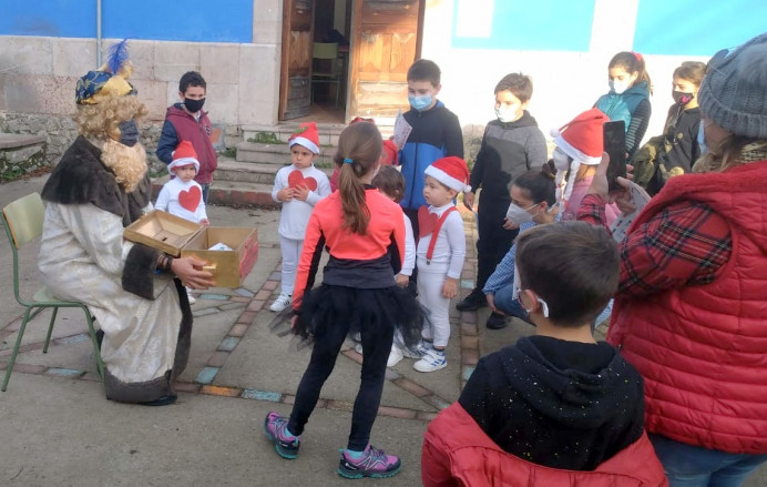 El Príncipe Aliatar ya recorre las escuelas de Llanes - Concejo de Llanes