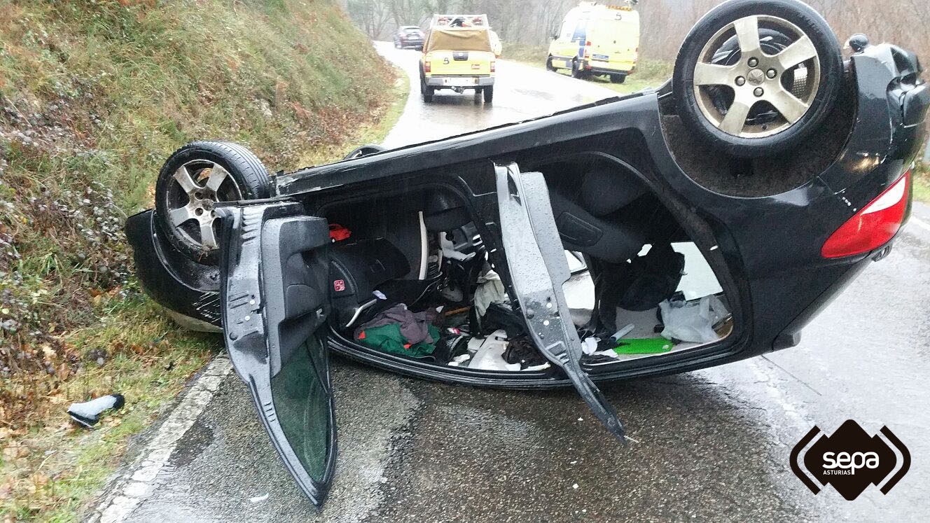Anciano de 84 años sufre un espectacular accidente de tráfico - Asturias