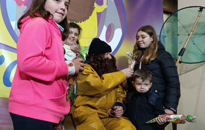  San Juan de La Arena vuelve a reunir a cientos de personas en la llegada de LAnguleru la tarde de Nochebuena - Asturias