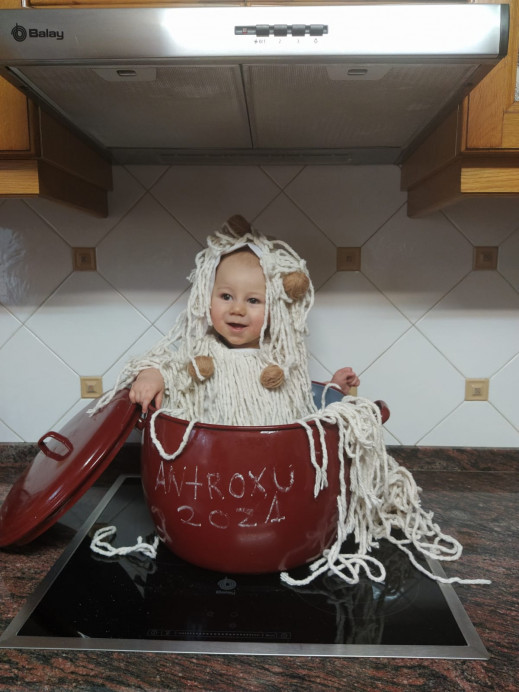 El antroxu on line de Villaviciosa premia al grupo Flower Power de la residencia Miyar Somonte y el original plato de espaguetti de Darío Quijada - Concejo de Villaviciosa