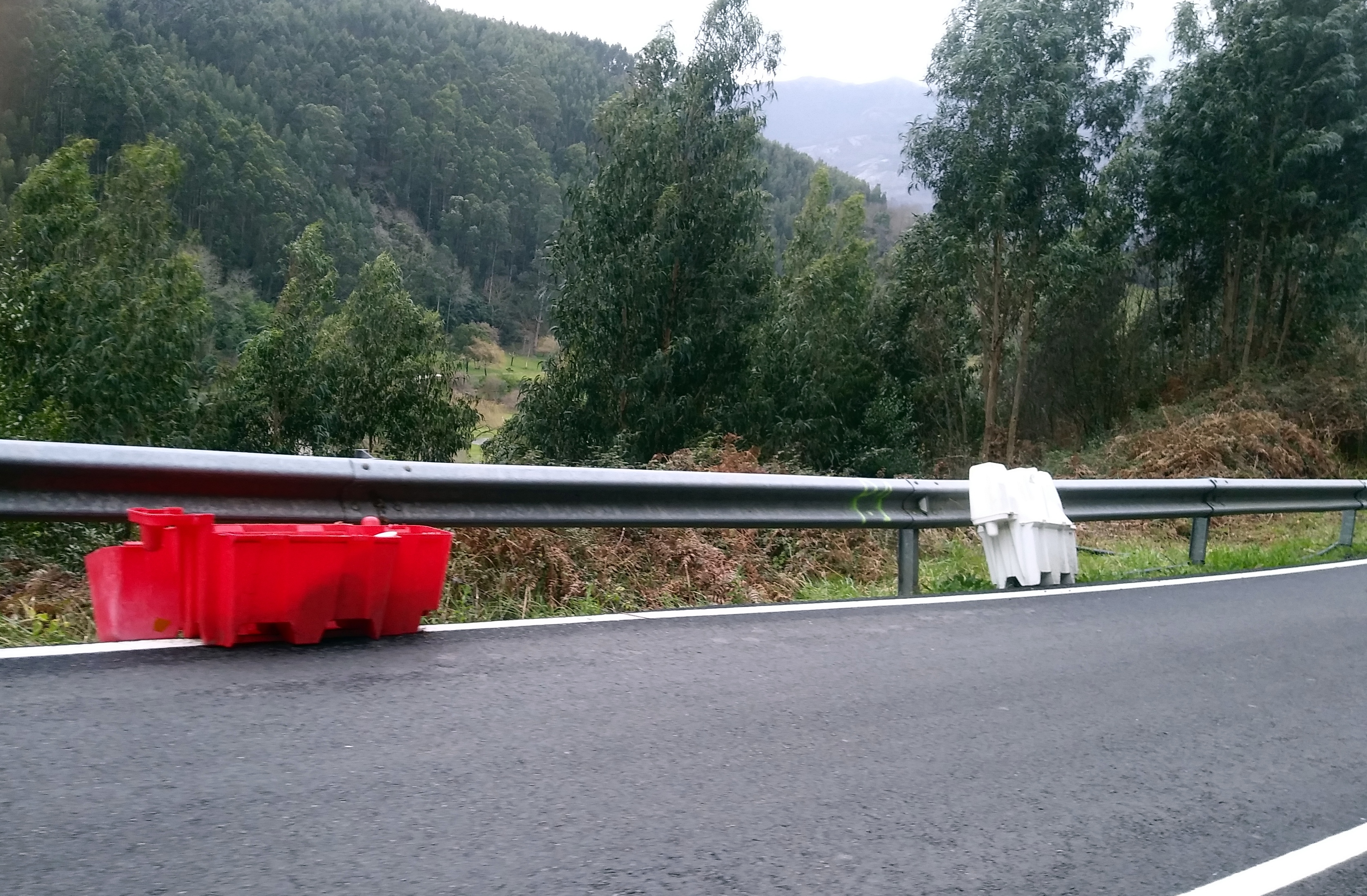 Enorme argayu en la carretera de Colunga a Lastres - Concejo de Colunga
