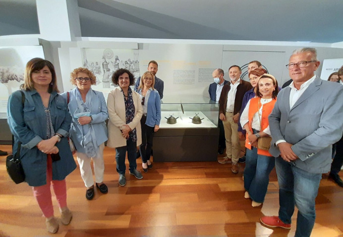 El Museo Arqueológico incorpora a su colección dos cascos de la Edad del Hierro, únicos en el repertorio de armamento prehistórico europeo - Asturias