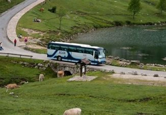 El Principado activará el próximo lunes el plan de transporte a los lagos de Covadonga con la venta anticipada de billetes - Asturias