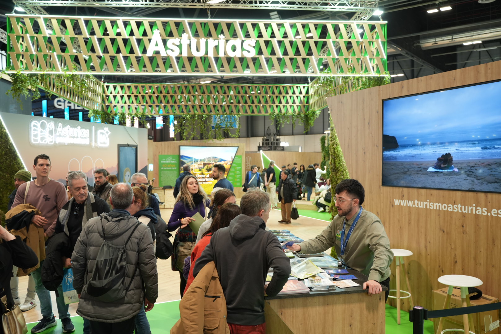 Asturias refuerza su liderazgo turístico en Fitur con récord de actividad profesional y gran impacto público - Asturias
