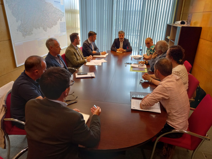 El Principado, el Ayuntamiento de Cangas de Onís y Tráfico acuerdan cerrar la carretera de los lagos a los vehículos no autorizados mientras esté activo el plan especial de acceso - Concejo de Cangas de Onís