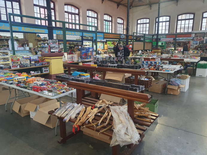 Apertura del Mercadillo del Coleccionismo de la Asociación Asturvintage a la Plaza Cubierta - Concejo de Villaviciosa