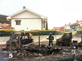 Incendio de vehículos en Ribadesella - Concejo de Ribadesella