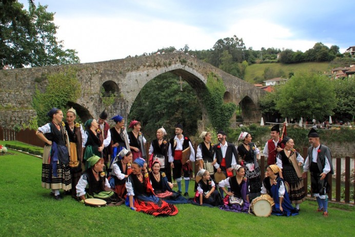 XIV Muestra de Folclore en Cangas de Onís: Celebración y Tradición en la Plaza Camila Beceña - Concejo de Cangas de Onís