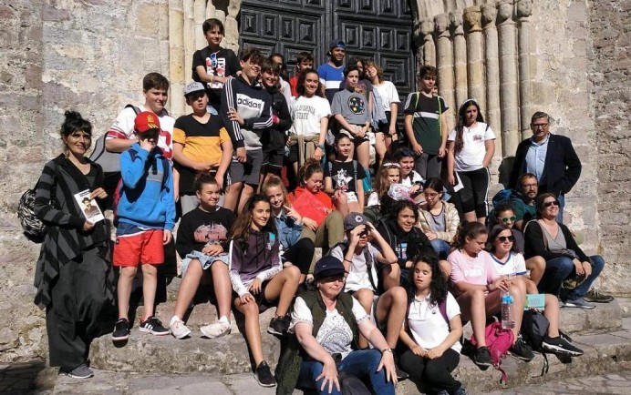 Llanes, visita escolar muestra fotógrafo Baltasar Cue - Concejo de Llanes