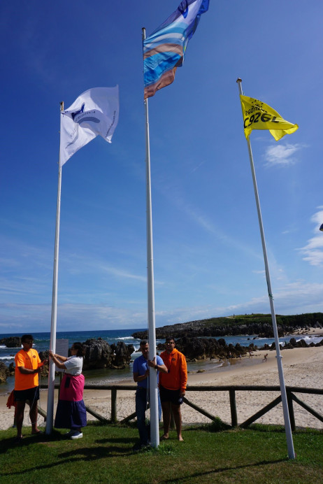 Izado de Banderas Q de Calidad y Ecoplayas - Concejo de Llanes
