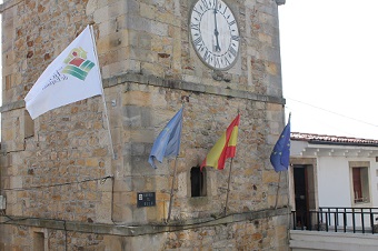 La bandera de los Pueblos más bonitos de España ya ondea en la Torre del Reloj de Llastres - Concejo de Colunga