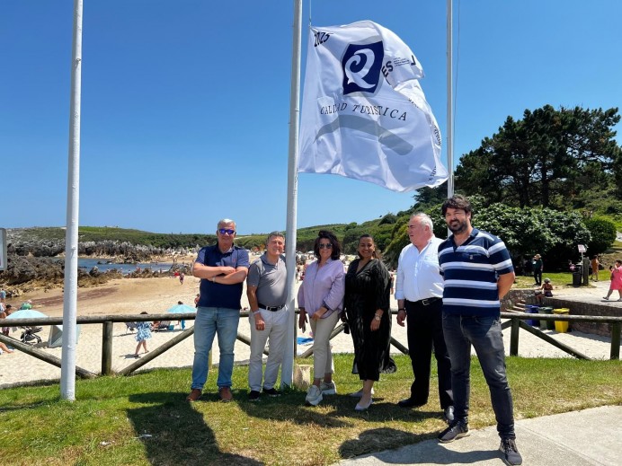Las playas de Toró y Palombina izan la bandera Q de Calidad Turística en Llanes - Concejo de Llanes