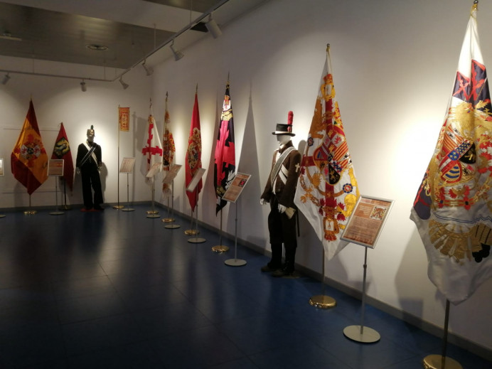 Exposición de banderas históricas en Cangas de Onís - Concejo de Cangas de Onís
