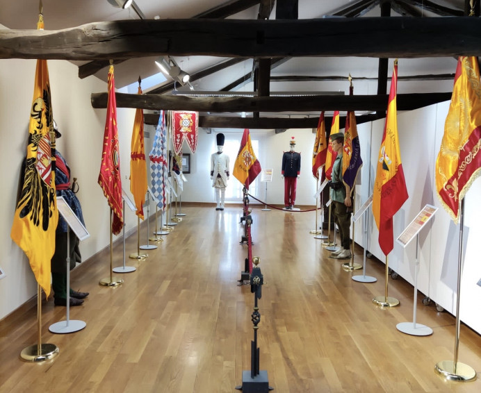 Inaugurada la Exposición de Banderas Históricas en la Casa de los Hevia de Villaviciosa - Concejo de Villaviciosa