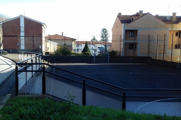 La pista polideportiva de Lastres ya tiene barandilla - Concejo de Colunga