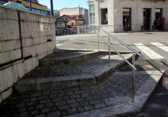 El Ayuntamiento de Llanes instala una barandilla de seguridad en el puente de Las Barqueras - Concejo de Llanes