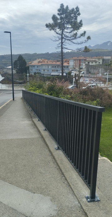 Instalación de la barandilla del Sablón - Concejo de Llanes