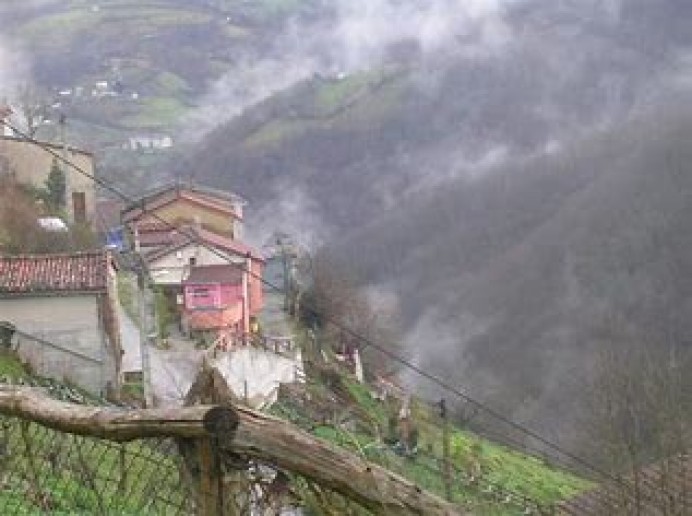 El Principado finaliza los trabajos para retirar el bloque de roca que amenazaba varias viviendas en La Cuesta los Valles, en Laviana - Asturias
