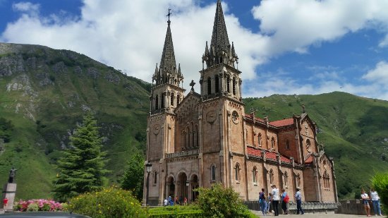 El Principado inicia el acondicionamiento de la explanada de la basílica Covadonga, con una inversión de 433.277 euros - Asturias