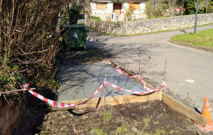 Bricia, mejoras emplazamiento base contenedores de basura - Concejo de Llanes