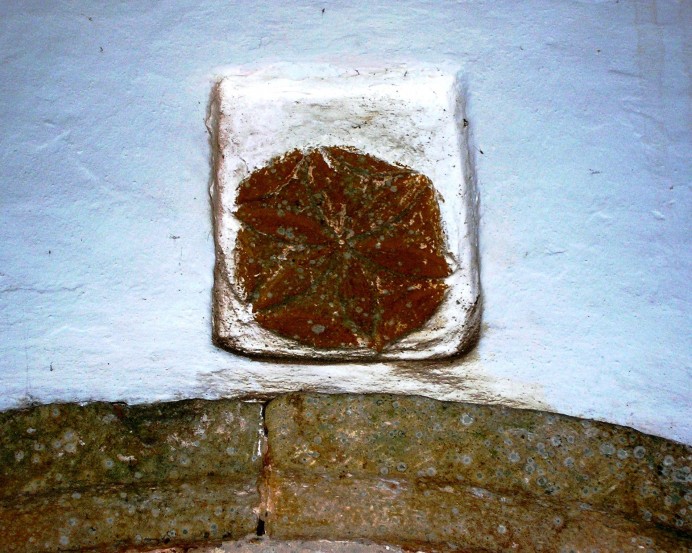 LA ROSETA, ROSACEA, HEXAFOLIA O HEXAPETALA DE LA IGLESIA ASILO DE SAN ANTOLIN DE LA LLERA PARROQUIA DE COLUNGA. - Concejo de Colunga