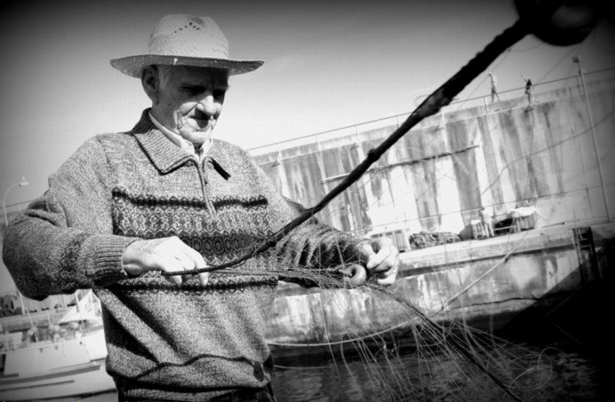 La fotoperiodista Mercedes Menéndez presenta en la Casa de Cultura llanisca la exposición Rulando por la pesca de Llanes - Concejo de Llanes