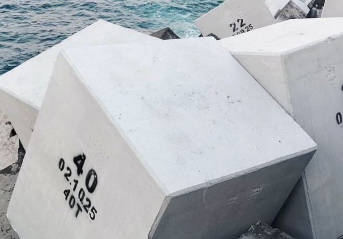 Finaliza el refuerzo del puerto de Lastres con el lanzamiento del último bloque - Concejo de Colunga