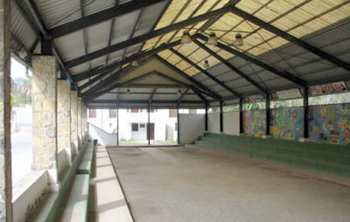 Ayuntamiento de Llanes mejorará cubierta bolera de Porrúa - Concejo de Llanes