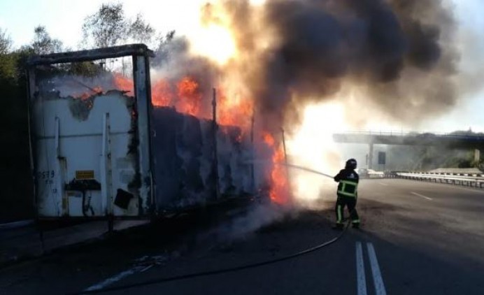 Se incendia un camión en Colunga - Concejo de Colunga
