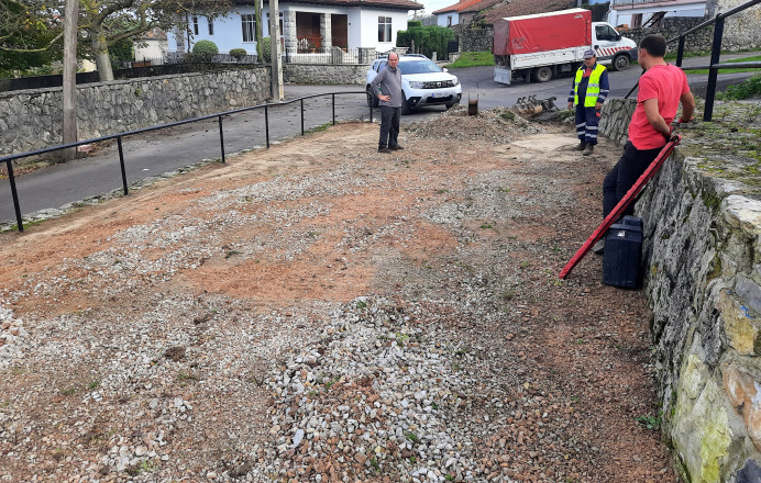 La Borbolla, trabajos para mejorar la entrada de la bolera - Concejo de Llanes
