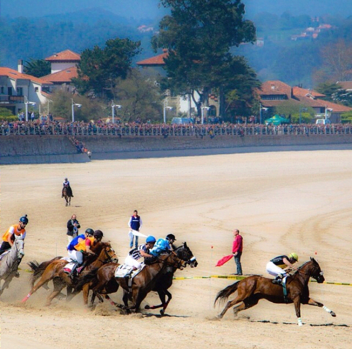 Las carreras de caballos de la playa de Ribadesella reciben la distinción de Actividad de interés turístico del Principado - Concejo de Ribadesella