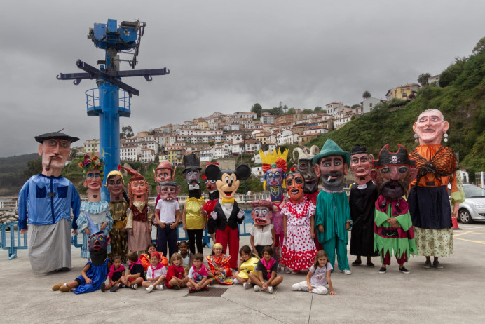 Los Gigantes y Cabezudos vuelven a teñir de color las calles de Llastres - Concejo de Colunga